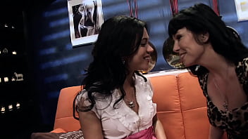 Brunette mom rayveness gets it on with the experienced mandy more