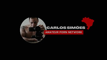 Gostosa sentando de vestido