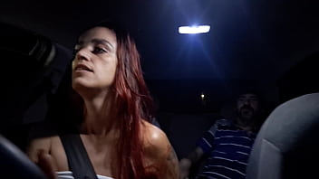 Safada trabalha de motorista de aplicativo e pega homem se masturbando no banco de trás