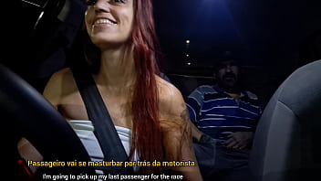 Safada trabalha de motorista de aplicativo e pega homem se masturbando no banco de trás