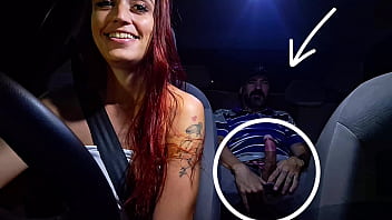 Safada trabalha de motorista de aplicativo e pega homem se masturbando no banco de trás