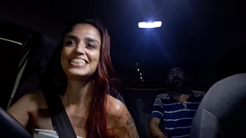 Safada trabalha de motorista de aplicativo e pega homem se masturbando no banco de trás