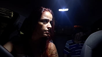 Safada trabalha de motorista de aplicativo e pega homem se masturbando no banco de trás