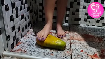 Amassando mamões com os pés