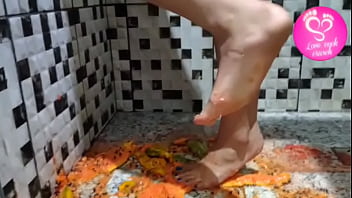 Amassando mamões com os pés