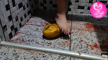 Amassando mamões com os pés