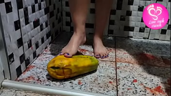 Amassando mamões com os pés