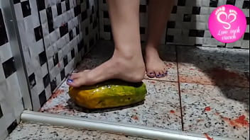 Amassando mamões com os pés