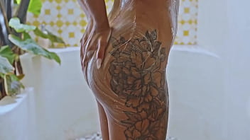 Sanktor bald butch teasing in the tropics