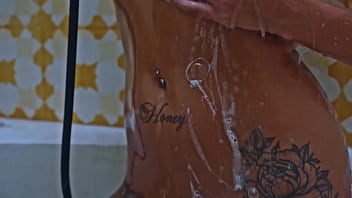 Sanktor bald butch teasing in the tropics