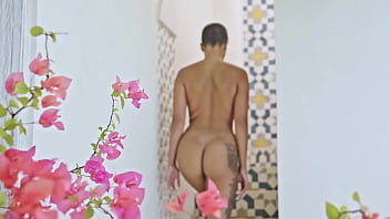 Sanktor bald butch teasing in the tropics