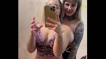 Peguei minha meia irmã se tocando nosso quarto nossa madrasta e padrasto foi pra igreja e nós duas se tocamos até fica toda melada na calcinha