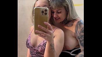 Peguei minha meia irmã se tocando nosso quarto nossa madrasta e padrasto foi pra igreja e nós duas se tocamos até fica toda melada na calcinha