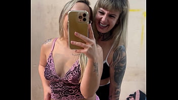 Peguei minha meia irmã se tocando nosso quarto nossa madrasta e padrasto foi pra igreja e nós duas se tocamos até fica toda melada na calcinha