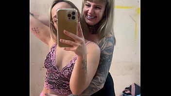 Peguei minha meia irmã se tocando nosso quarto nossa madrasta e padrasto foi pra igreja e nós duas se tocamos até fica toda melada na calcinha