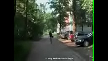 Una morena est&aacute; afuera y le est&aacute; haciendo una mamada a un chico pov