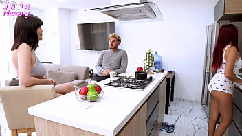 Vecina cachonda pide azucar pero en realidad busca la verga del esposo de la vecina