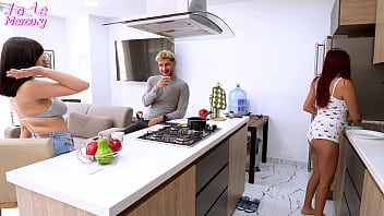 Vecina cachonda pide azucar pero en realidad busca la verga del esposo de la vecina