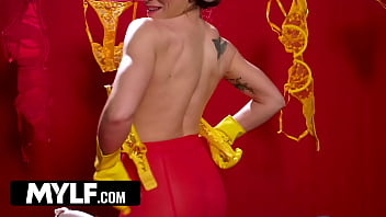 April your squirting toy aderes quin