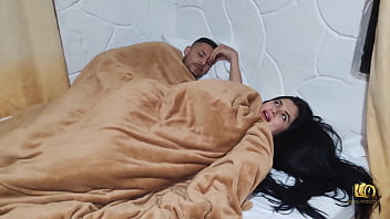 Arrunchada de hermanastro termina en dura follada