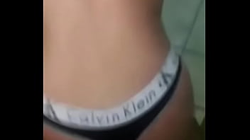 Comendo a irmã do meu melhor amigo que estava trabalhando pra comprar cadernos pra ela