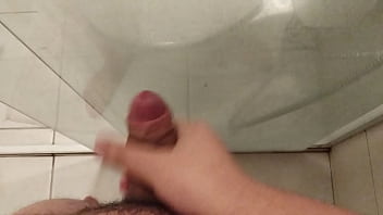 Novinho Esporrando No Banho thumbnail