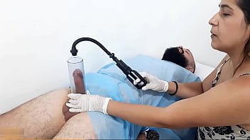 Doctora da masaje en la verga a su paciente para subir de tamaño y se empieza a excitar y quiere que el se lo meta todo porno en español