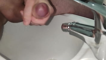 Mi rado il cazzo ma poi mi eccito e sborro