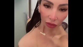 Sexy baile de una milf con familia disfuncional