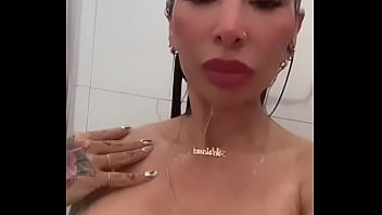 Sexy baile de una milf con familia disfuncional