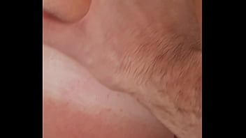 En rentrant de la plage dyl ht me masse avec le gommage