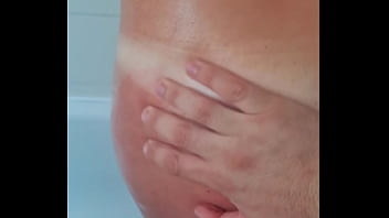 En rentrant de la plage dyl ht me masse avec le gommage