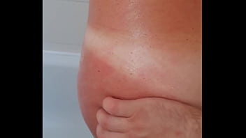 En rentrant de la plage dyl ht me masse avec le gommage