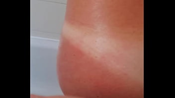 En rentrant de la plage dyl ht me masse avec le gommage