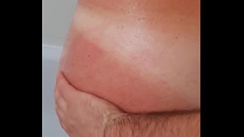 En rentrant de la plage dyl ht me masse avec le gommage