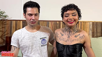 Gata mignon num menage a trois bem safado com o namorado corno e um amigo