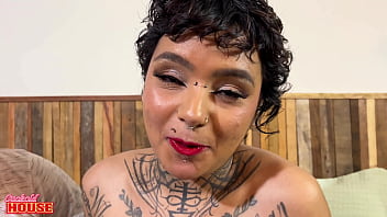 Gata mignon num menage a trois bem safado com o namorado corno e um amigo