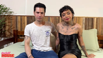 Gata mignon num menage a trois bem safado com o namorado corno e um amigo