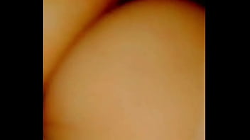 Sexy latina se desnuda y muestra su gran culo