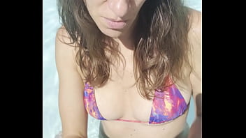 Je t'aguiche avec mon petit maillot de bain qui dévoile mon popotin t'es assis