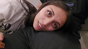 Reto a mi amiga a ver mi enorme polla y no dudo en probarla