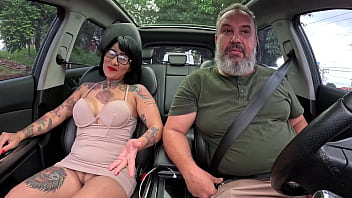 Aos 42 anos essa mãezona entra na carona já dando o rabo para o motorista shirley azevedo