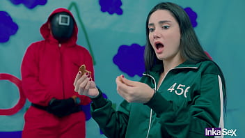 Squid game victoria carmargo bsile rompe la galleta en el juego del calamar y es follada por su carnoso y rosado coño