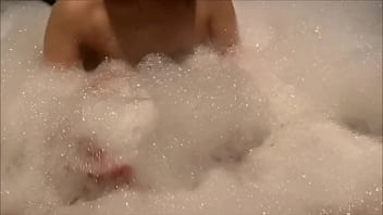 泡風呂でs◯xする変態カップル