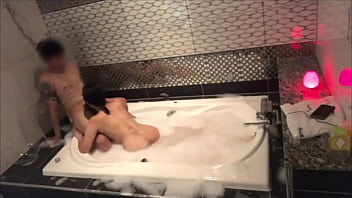 泡風呂でs◯xする変態カップル