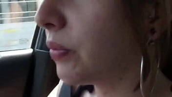 Lo sconosciuto mi ha portato a casa mi sono inchinato per il sesso orale