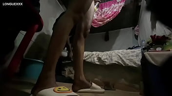 Avec ses longues jambes