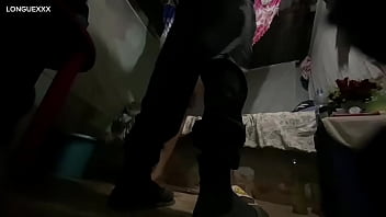 Avec ses longues jambes