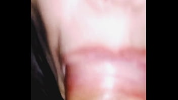 Novinha linda chupando pau grande e grosso