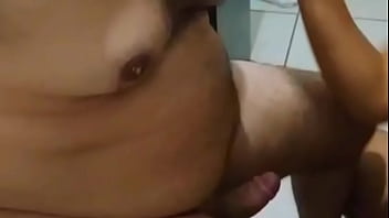 Esnobando corno chupando a rola dele